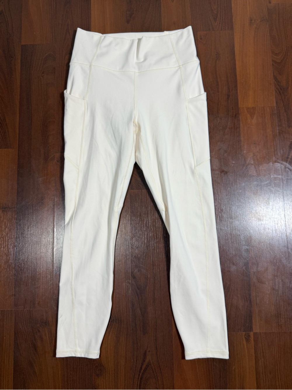 Fabletics Cream High-Rise Leggings with Side Pockets. Gorgeous 🔥🧡